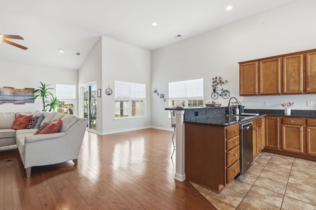 653 Sandberg St. Photo 10