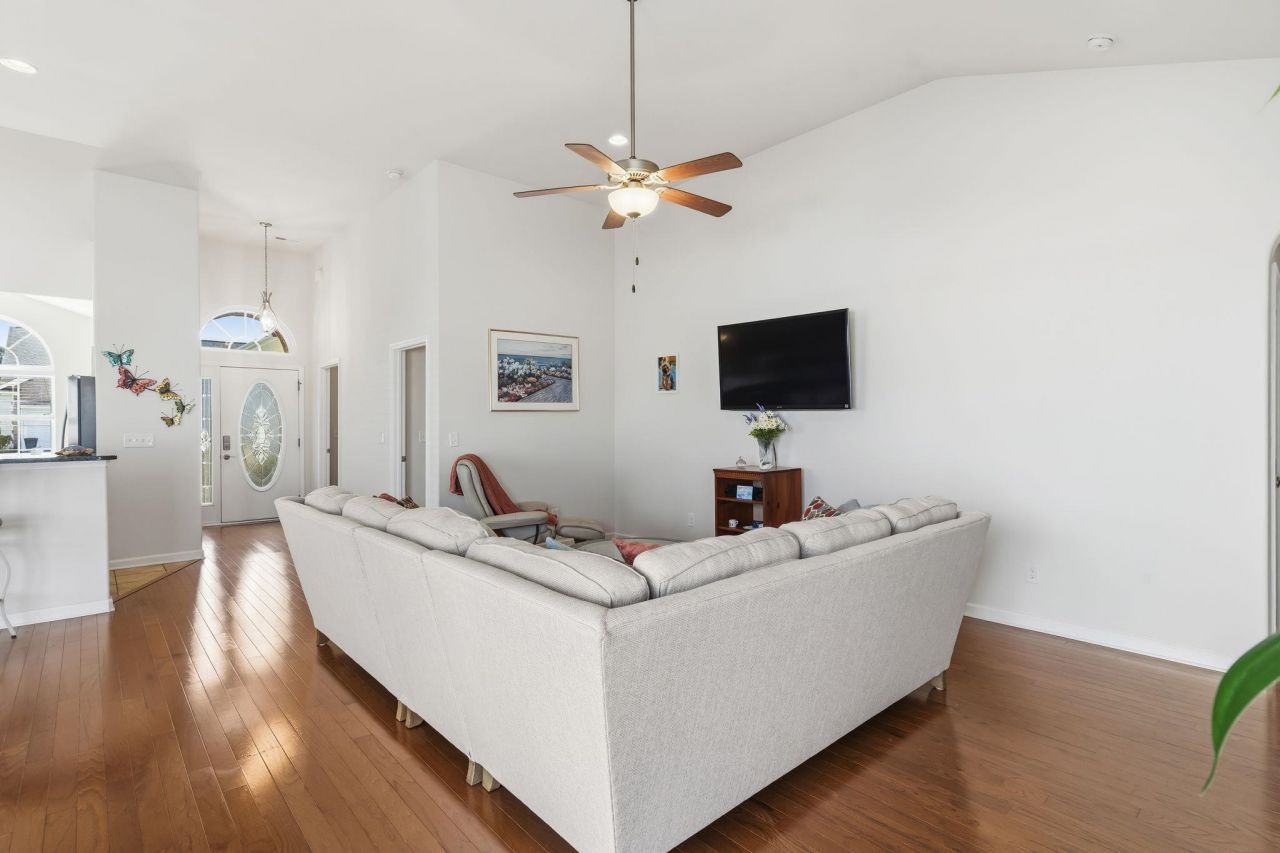 653 Sandberg St. Photo 16