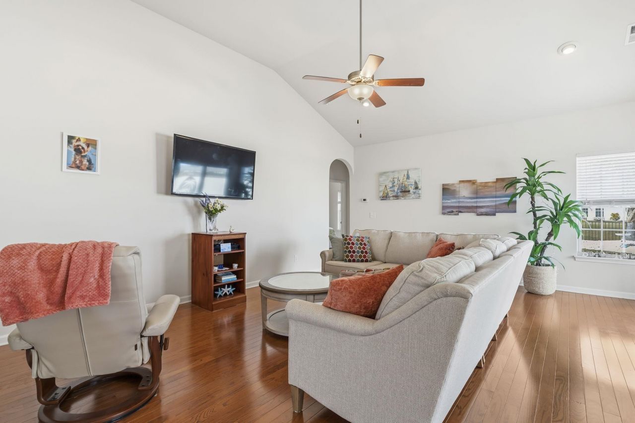 653 Sandberg St. Photo 4