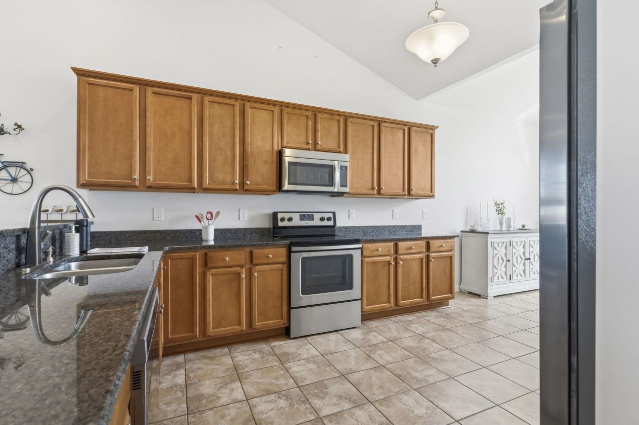 653 Sandberg St. Photo 5