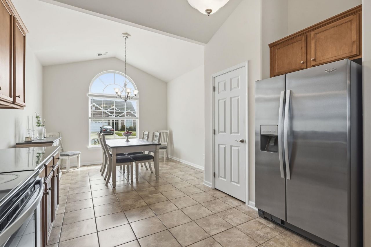 653 Sandberg St. Photo 6