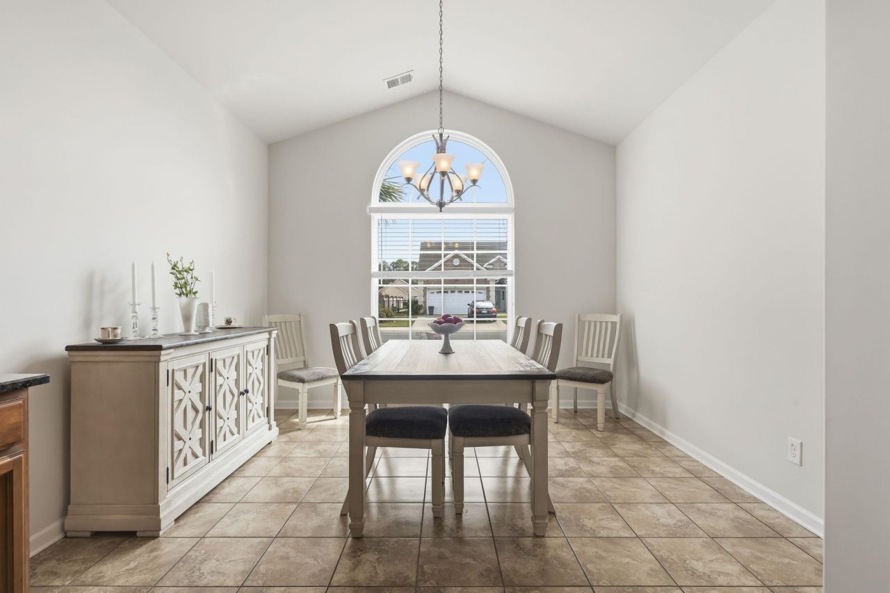 653 Sandberg St. Photo 7