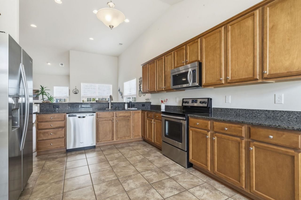 653 Sandberg St. Photo 8