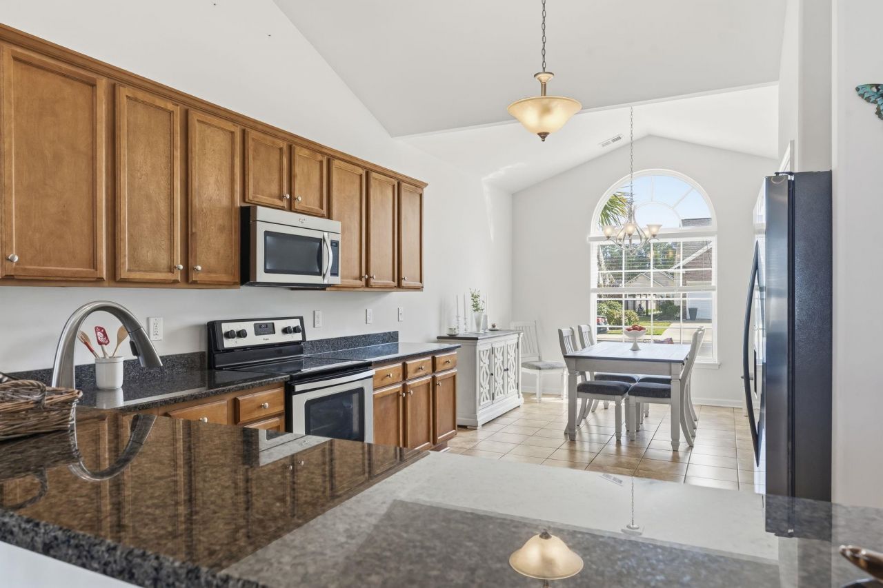 653 Sandberg St. Photo 9