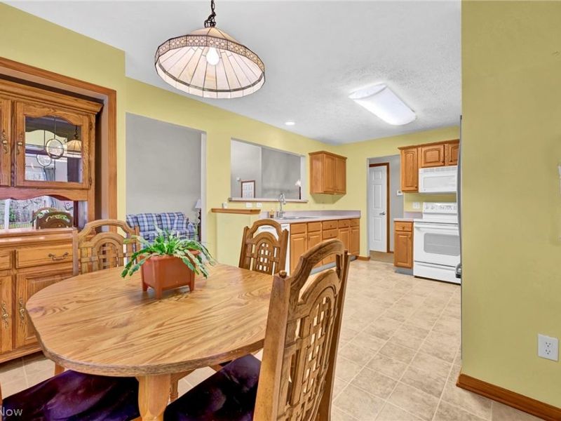 7596 Willow Woods Drive, North Olmsted, OH 44070 Photo 12