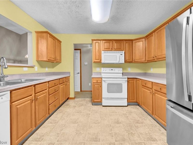 7596 Willow Woods Drive, North Olmsted, OH 44070 Photo 13