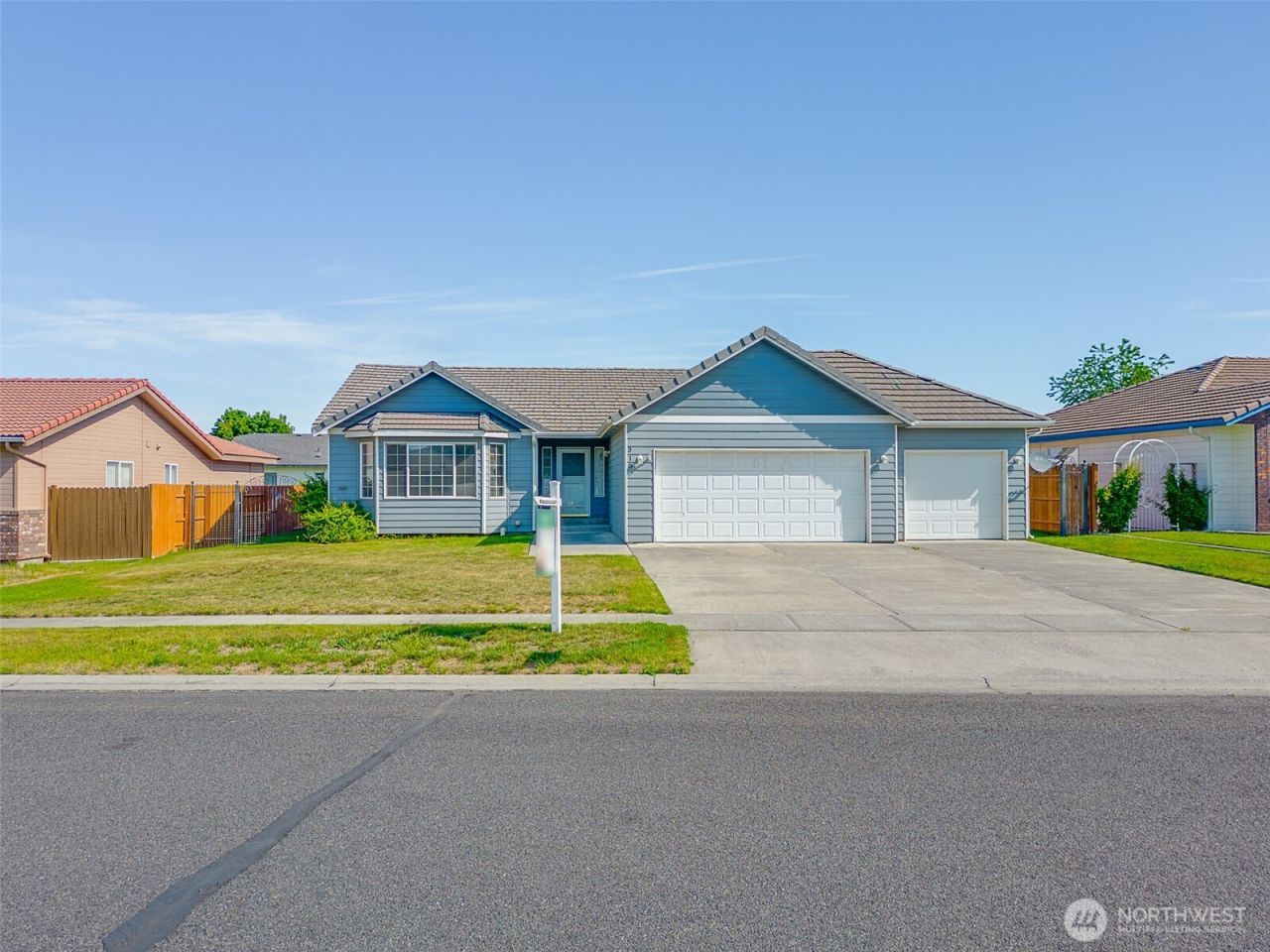 310 E Tanglewood Drive, Moses Lake, WA 98837 Main Photo