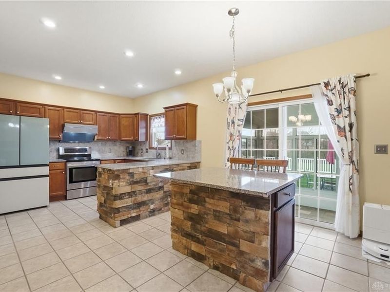 661 Willow Point Court, Troy, OH 45373 Photo 12