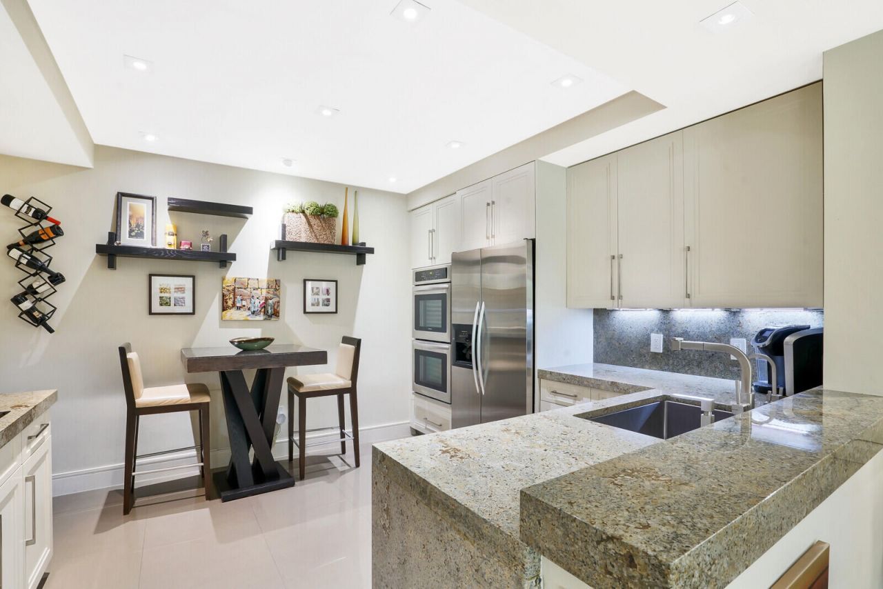 550 SE Mizner Boulevard, Unit B209, Boca Raton, FL 33432 Photo