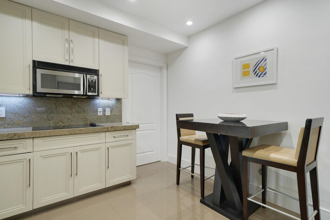 550 SE Mizner Boulevard, Unit B209, Boca Raton, FL 33432 Photo