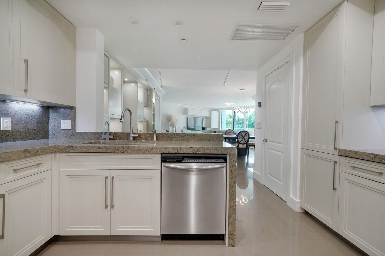 550 SE Mizner Boulevard, Unit B209, Boca Raton, FL 33432 Photo