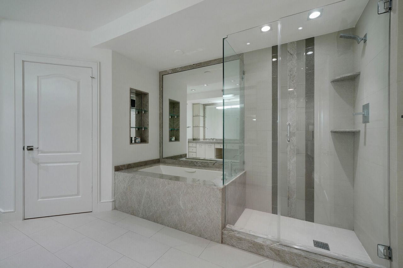 550 SE Mizner Boulevard, Unit B209, Boca Raton, FL 33432 Photo