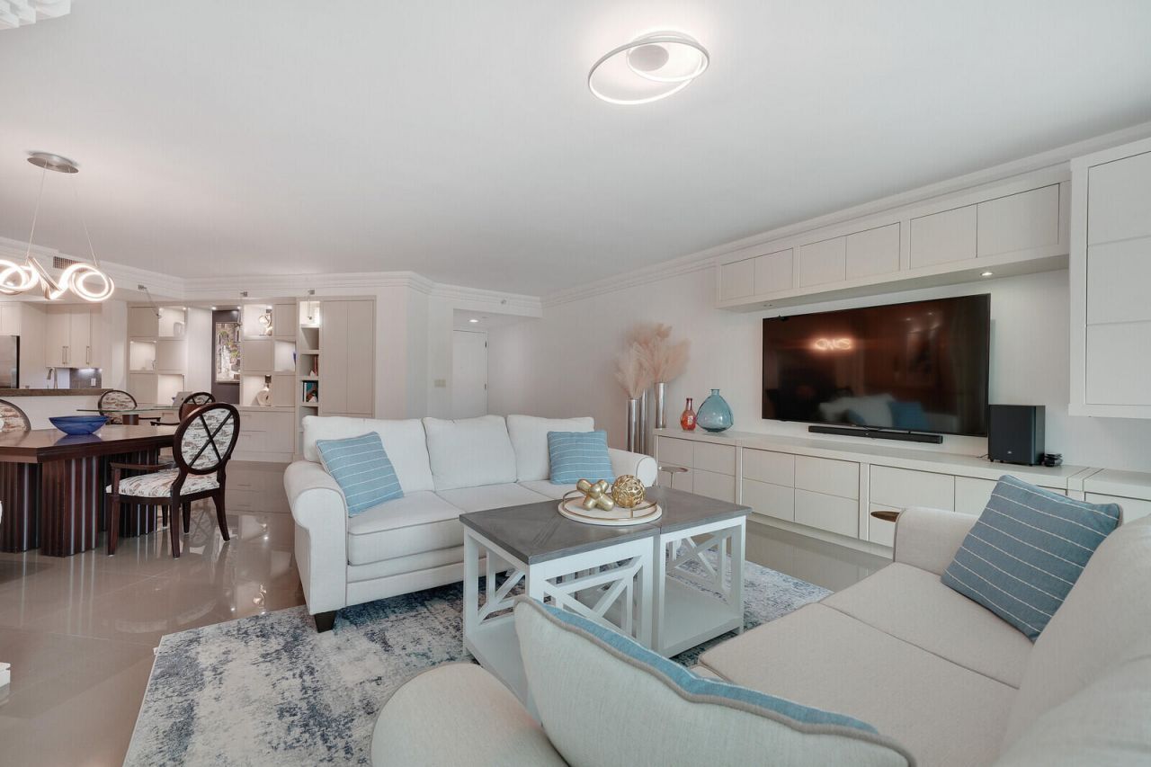 550 SE Mizner Boulevard, Unit B209, Boca Raton, FL 33432 Photo