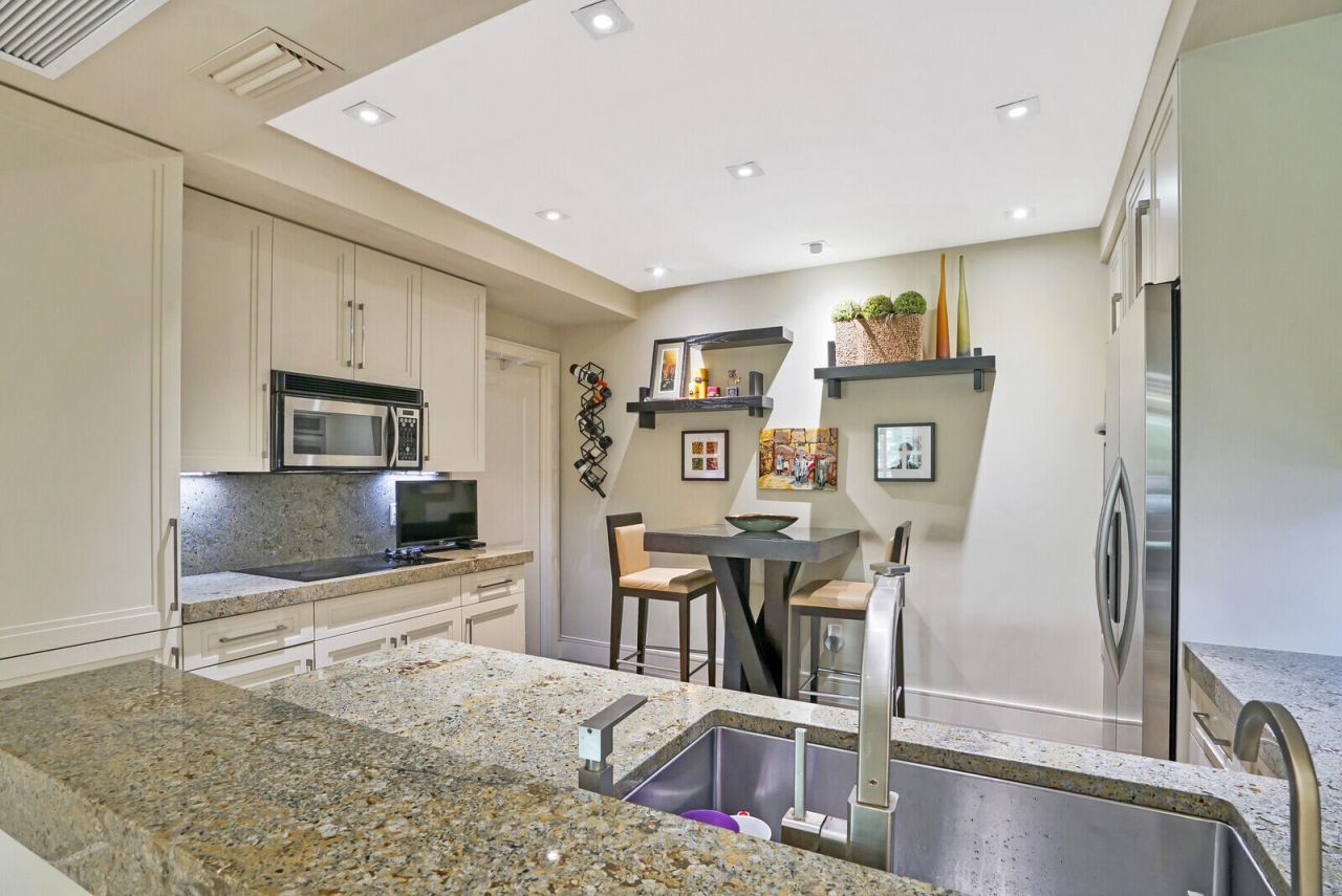 550 SE Mizner Boulevard, Unit B209, Boca Raton, FL 33432 Photo