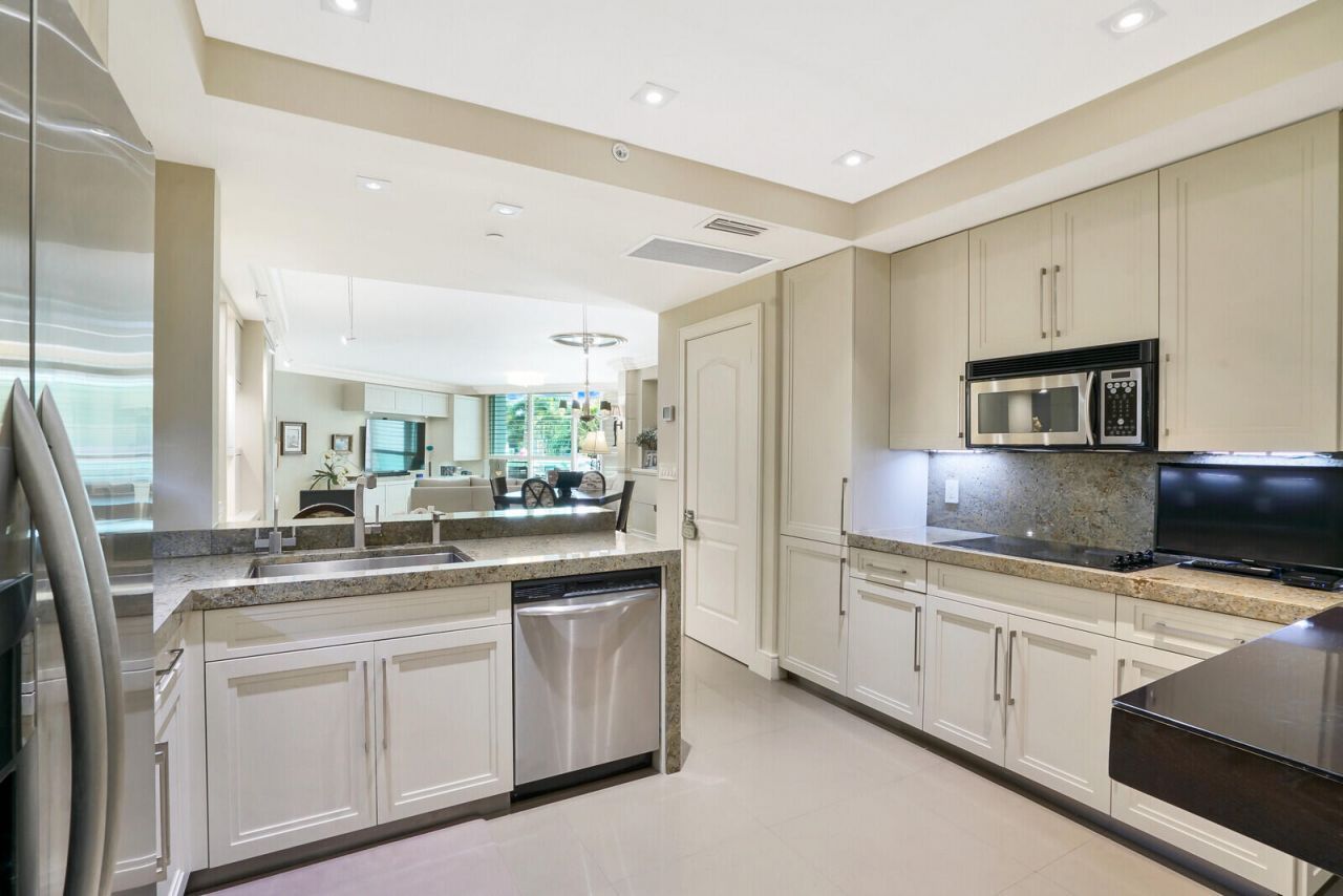 550 SE Mizner Boulevard, Unit B209, Boca Raton, FL 33432 Photo