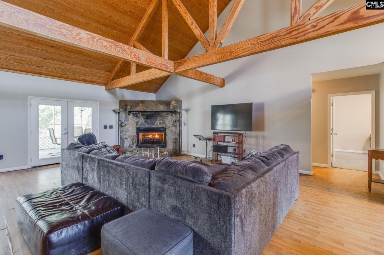 239 Blackthorn Drive Photo 8