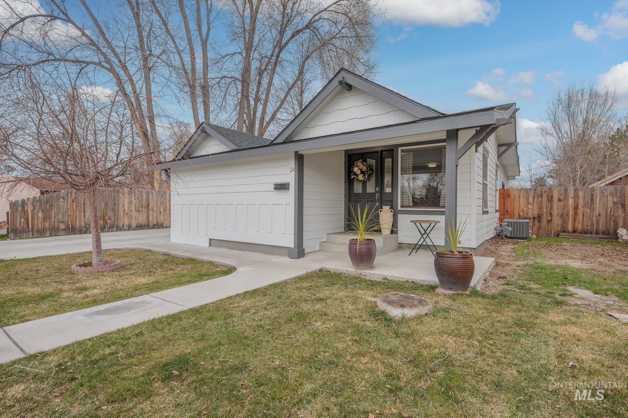 24 N Fairview St, Nampa, ID 83651 Main Photo