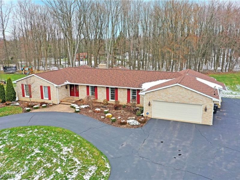 9271 Hillview Drive NE, Warren, OH 44484 Photo 2