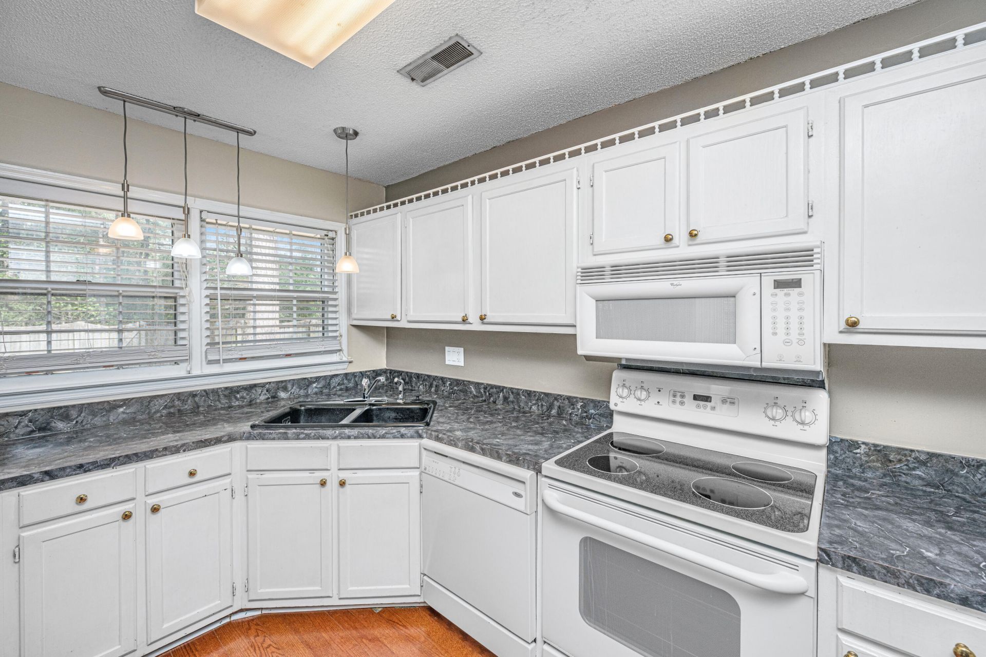 103 York Place Photo 10