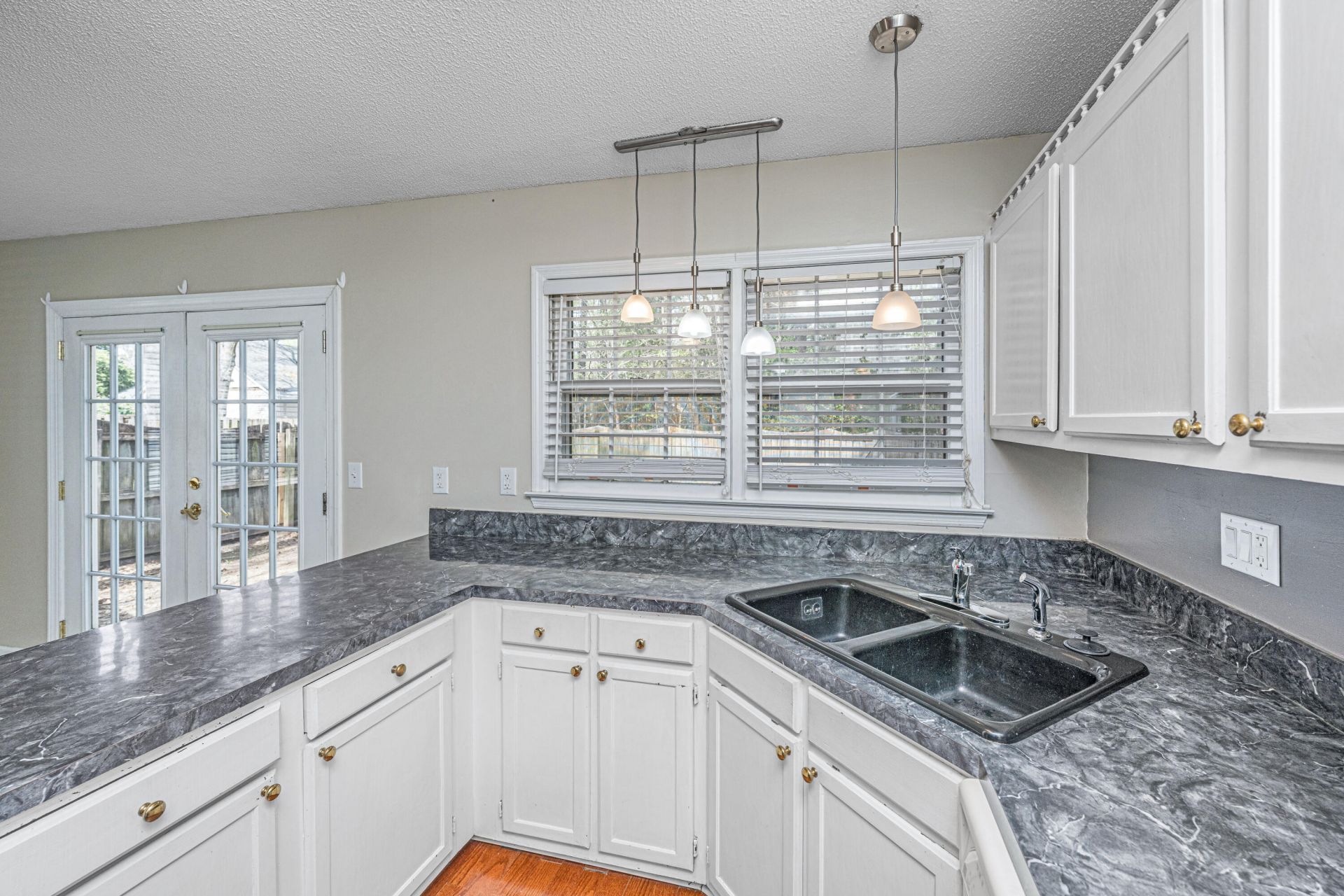 103 York Place Photo 11