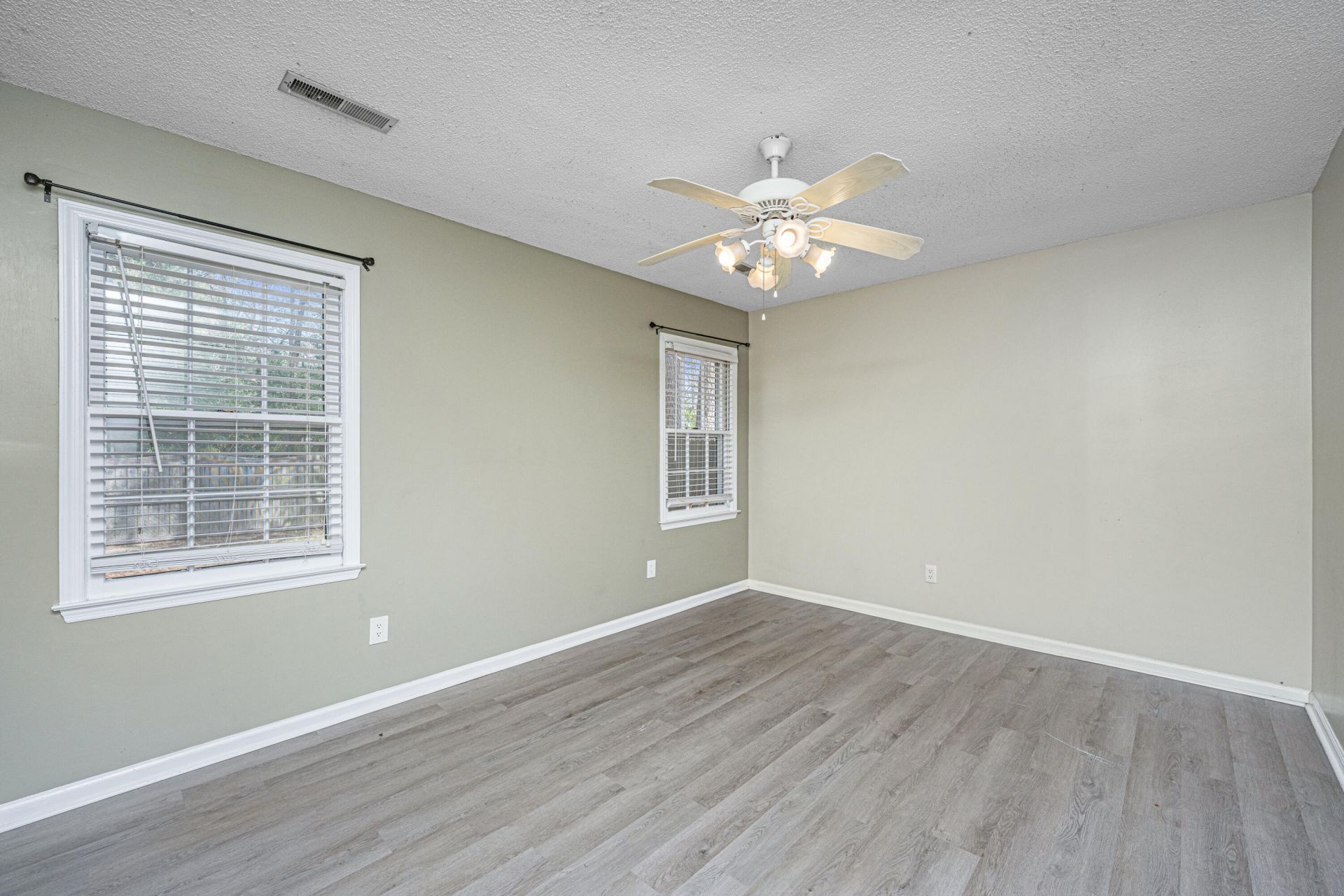 103 York Place Photo 13