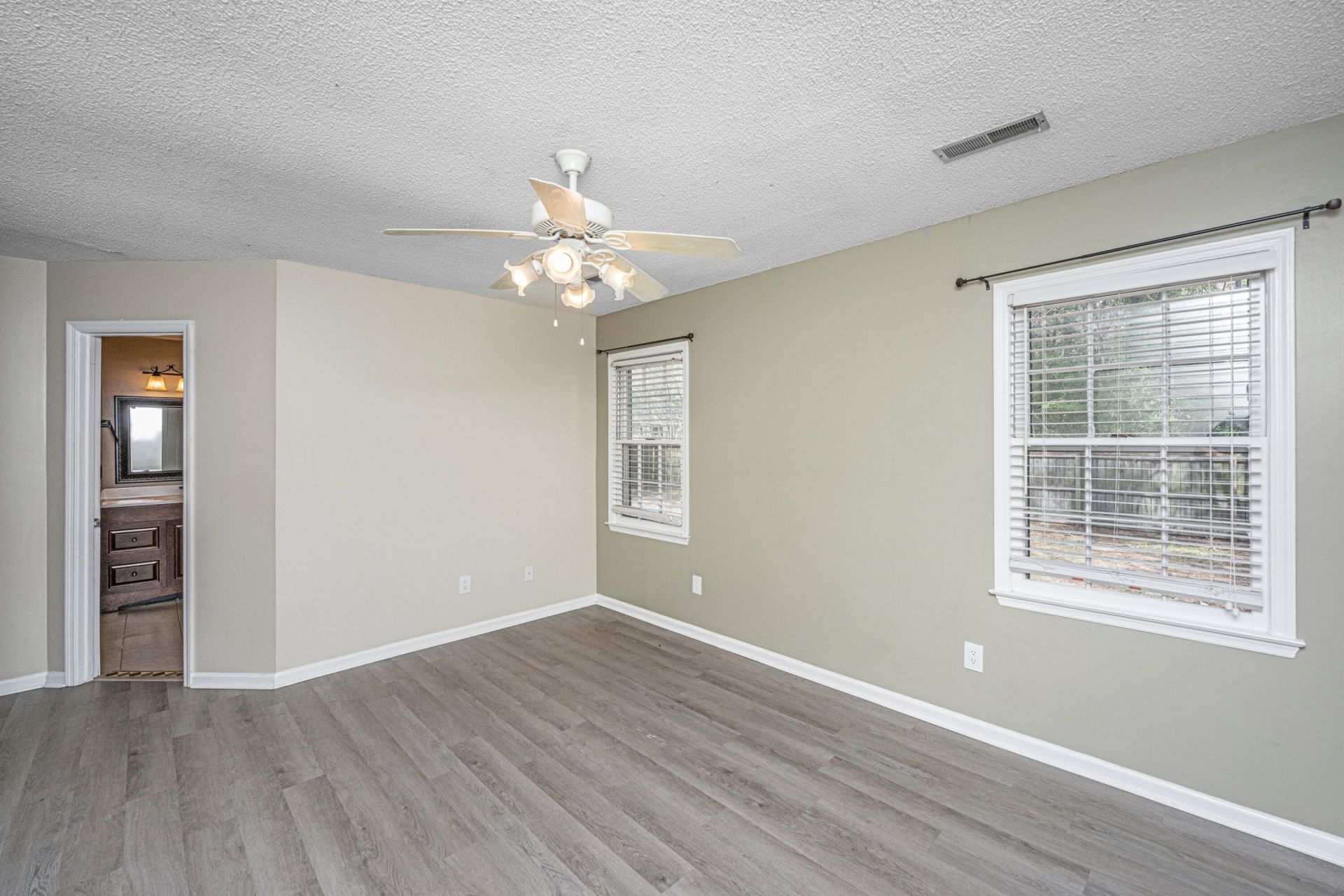 103 York Place Photo 14