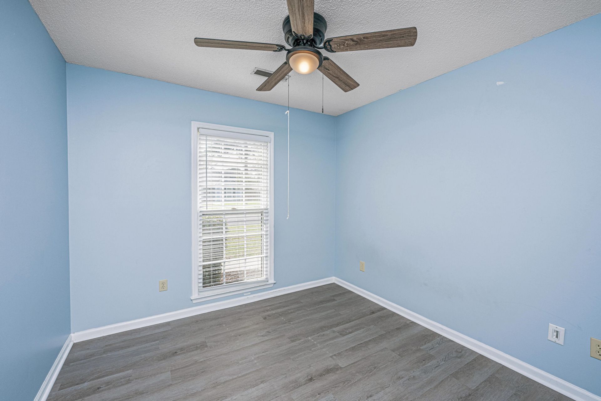 103 York Place Photo 22