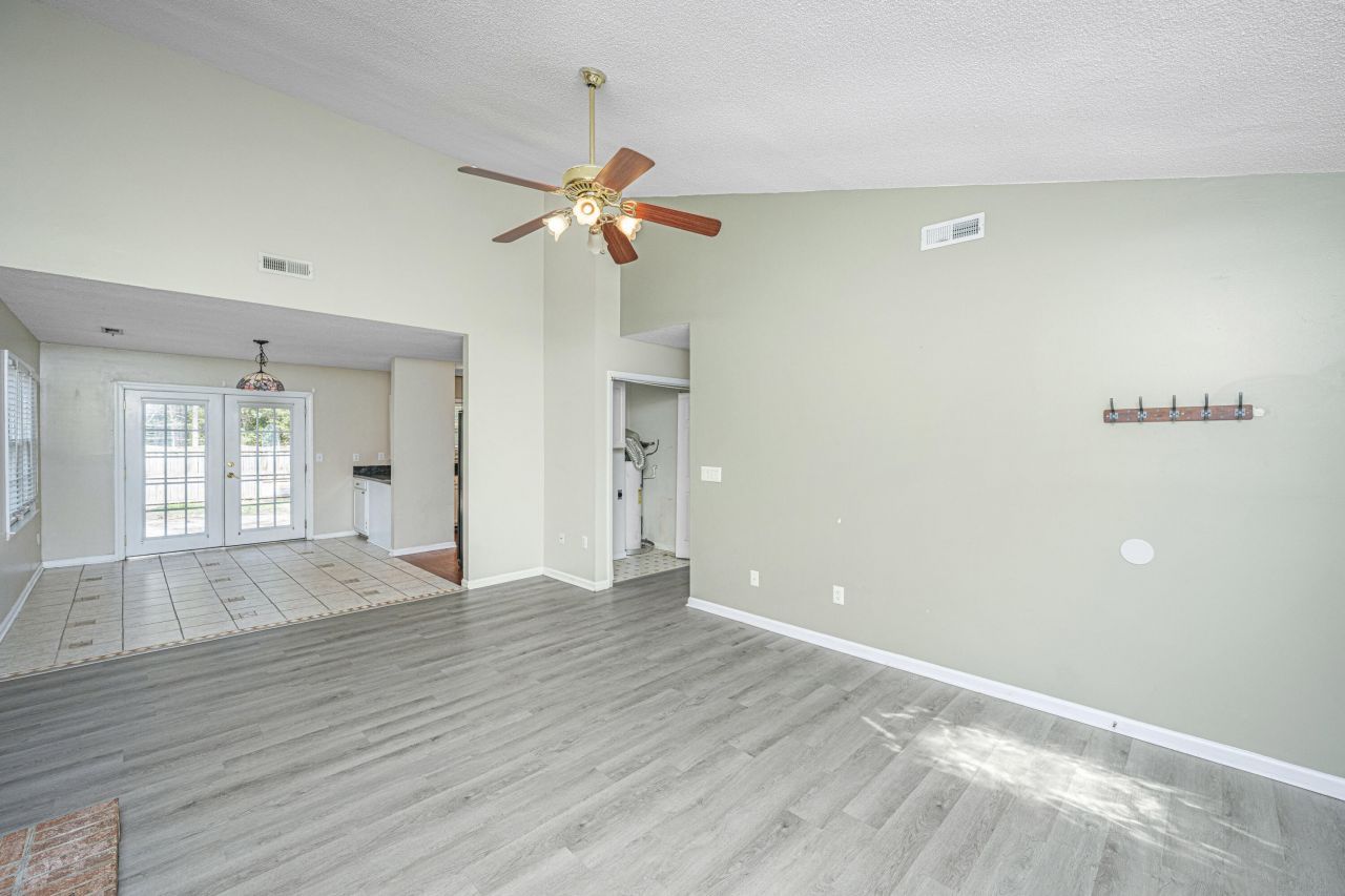 103 York Place Photo 5