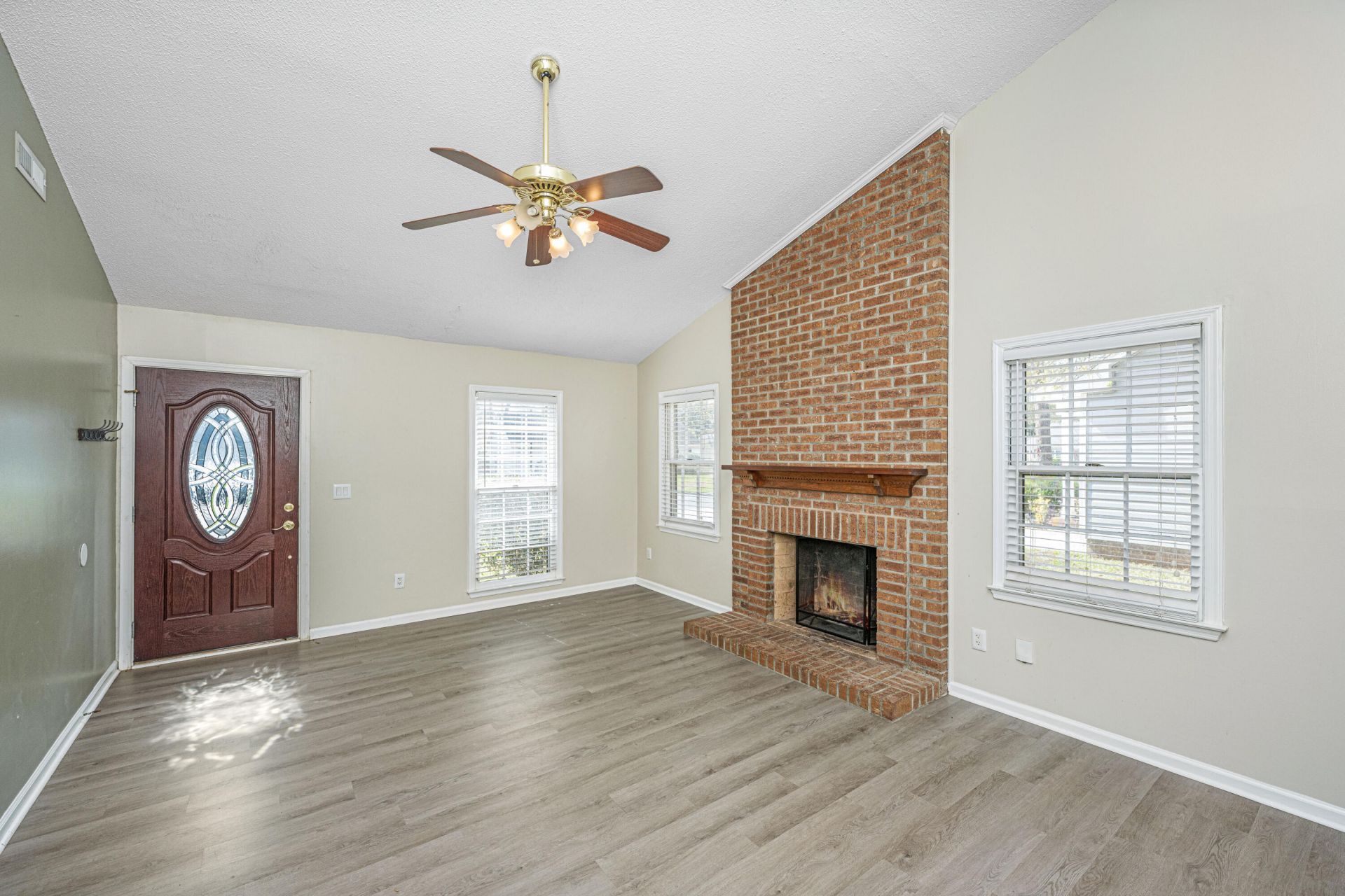 103 York Place Photo 6