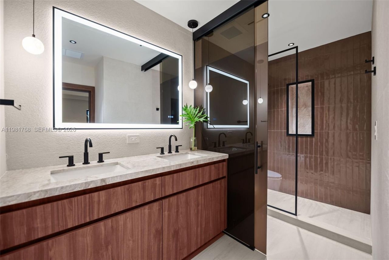 871 NE 128th St, North Miami, FL 33161 Photo