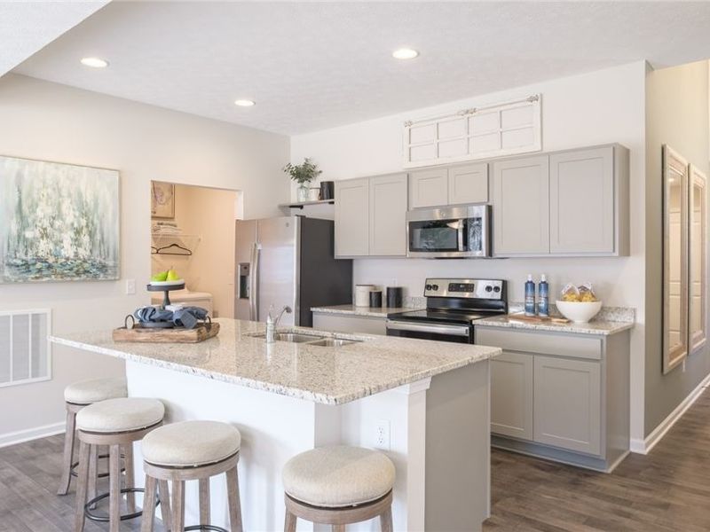 424 Honeycrisp Drive NE, Louisville, OH 44641 Photo 2