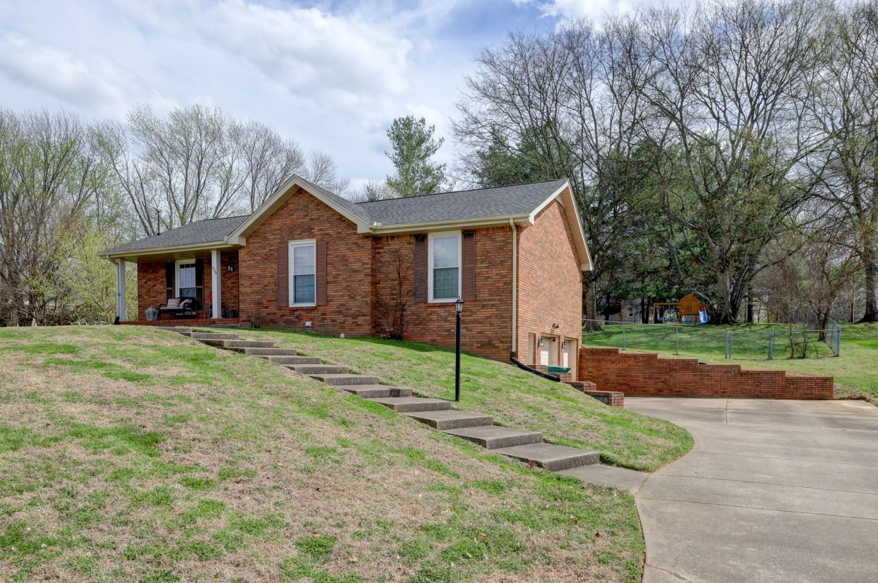 1909 Claymont Dr, Clarksville, TN 37040 Main Photo