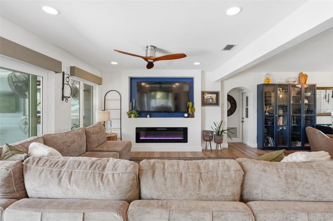 9571 Sun Isle Drive Ne, Saint Petersburg, FL 33702 Photo