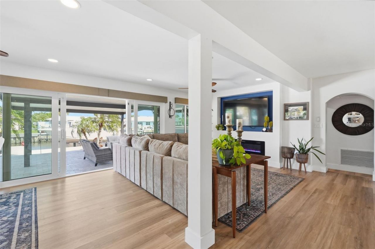 9571 Sun Isle Drive Ne, Saint Petersburg, FL 33702 Photo