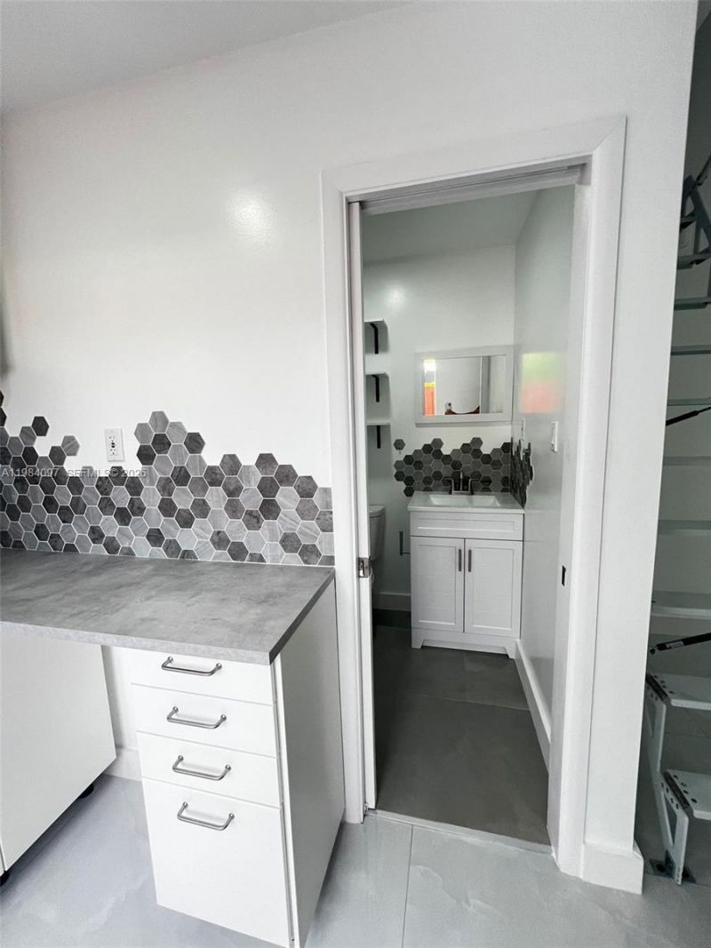 4021 NW 6th St , Miami, FL 33126 Photo