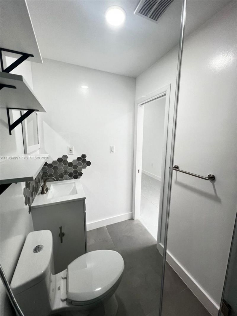 4021 NW 6th St , Miami, FL 33126 Photo