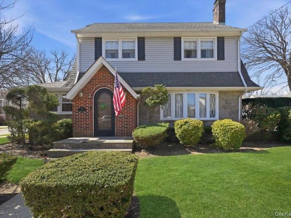 38 Pine Avenue , Floral Park, NY 11001