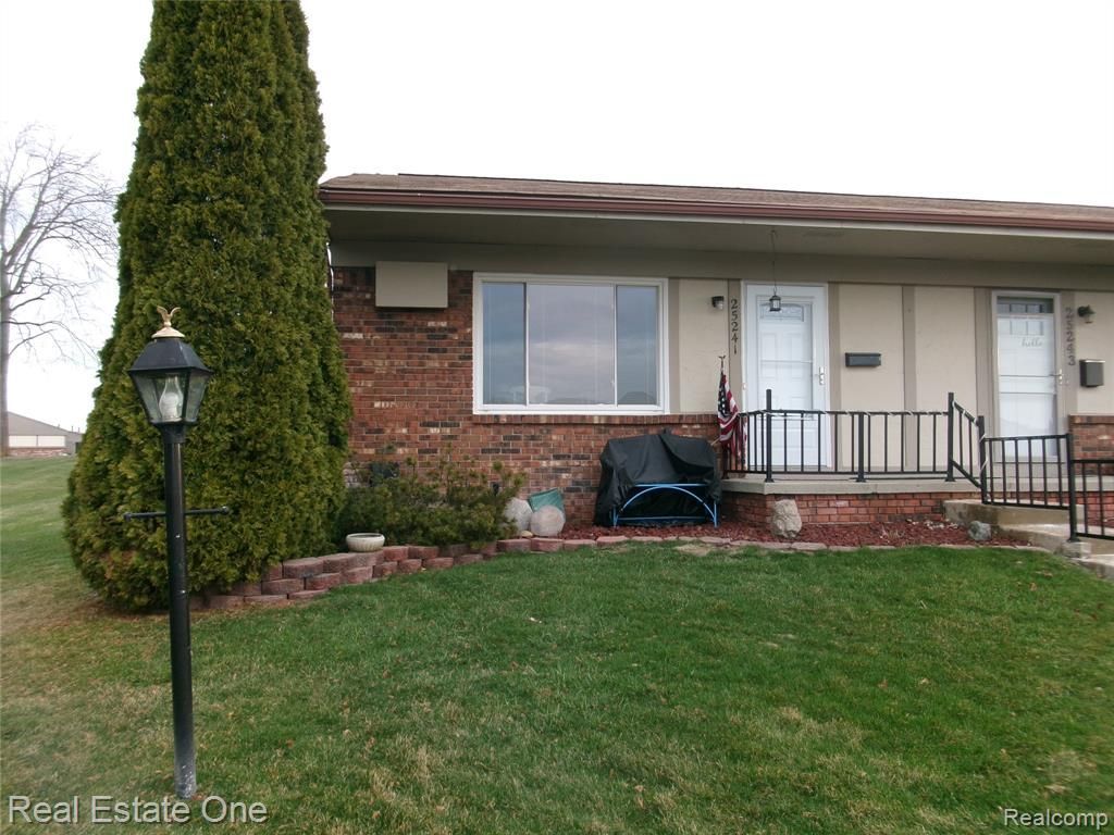 25241 Franklin Terrace, South Lyon, MI 48178 Main Photo
