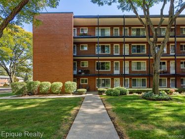 2915 W 13 Mile Road, Royal Oak, MI 48073