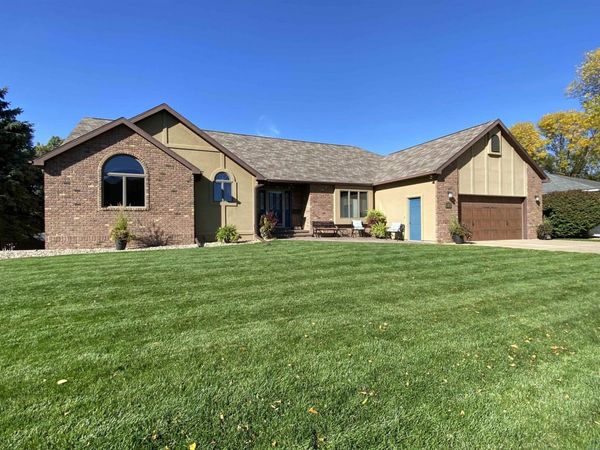 811 E Valley Dr, LeMars, IA 51031