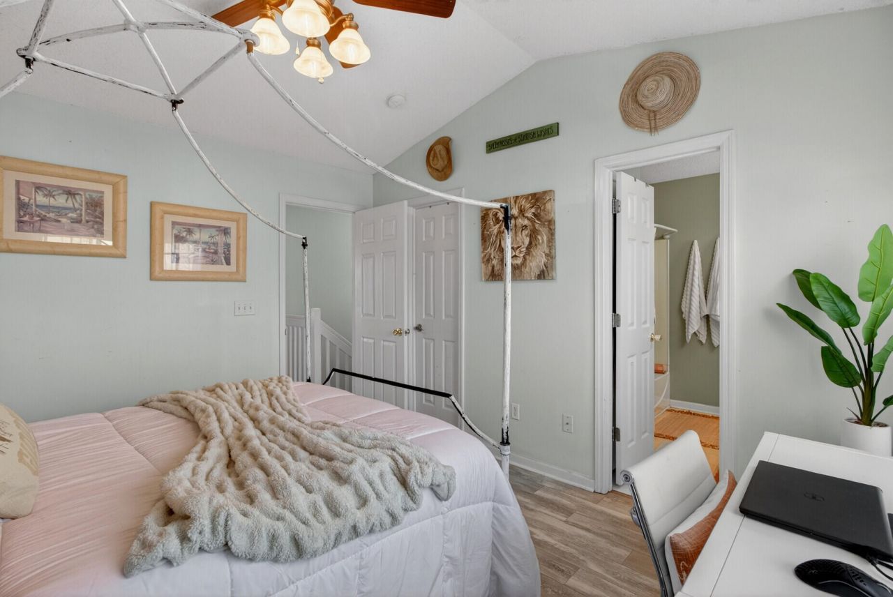 131 Hornby Circle Photo 22