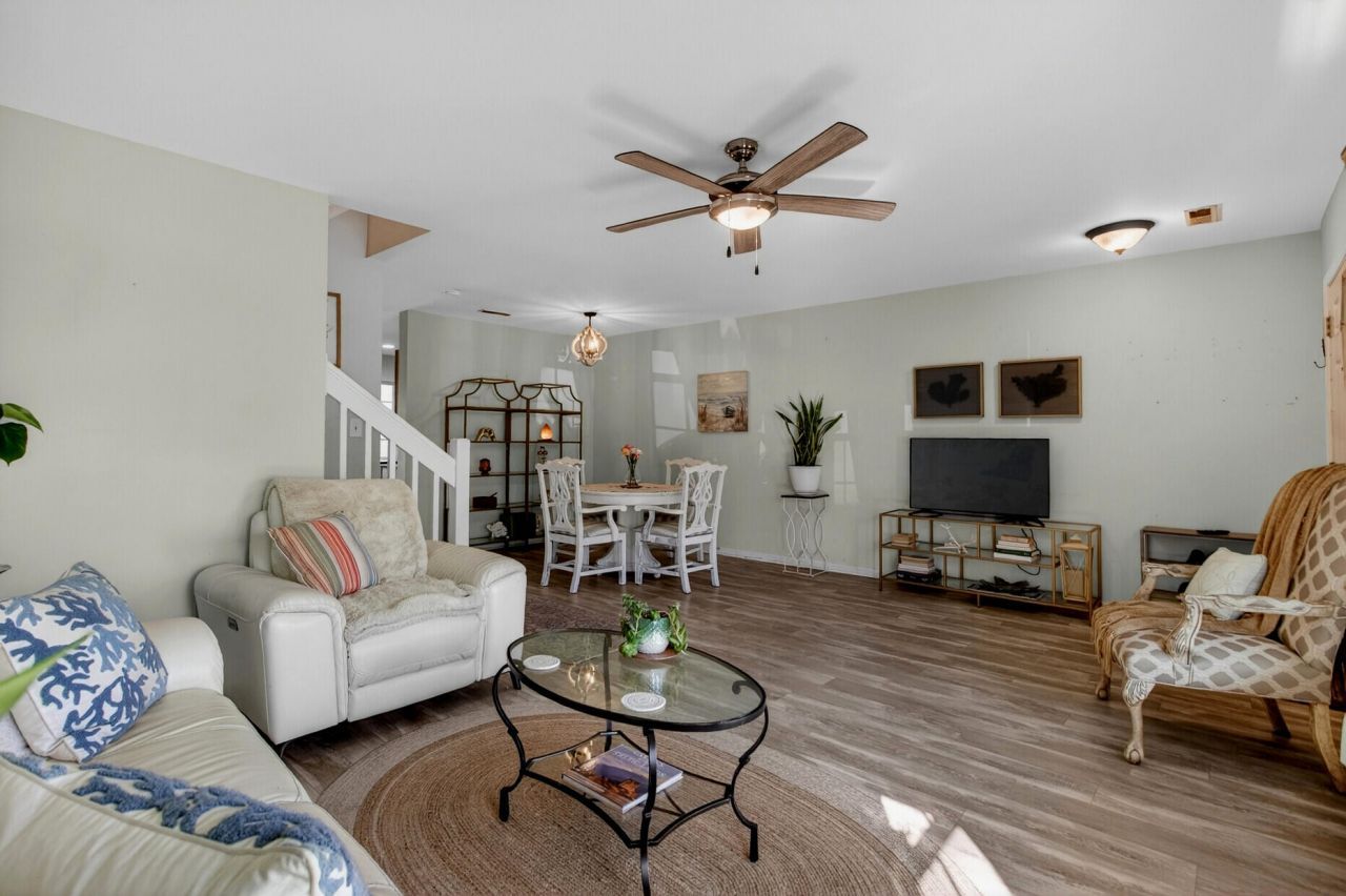 131 Hornby Circle Photo 8