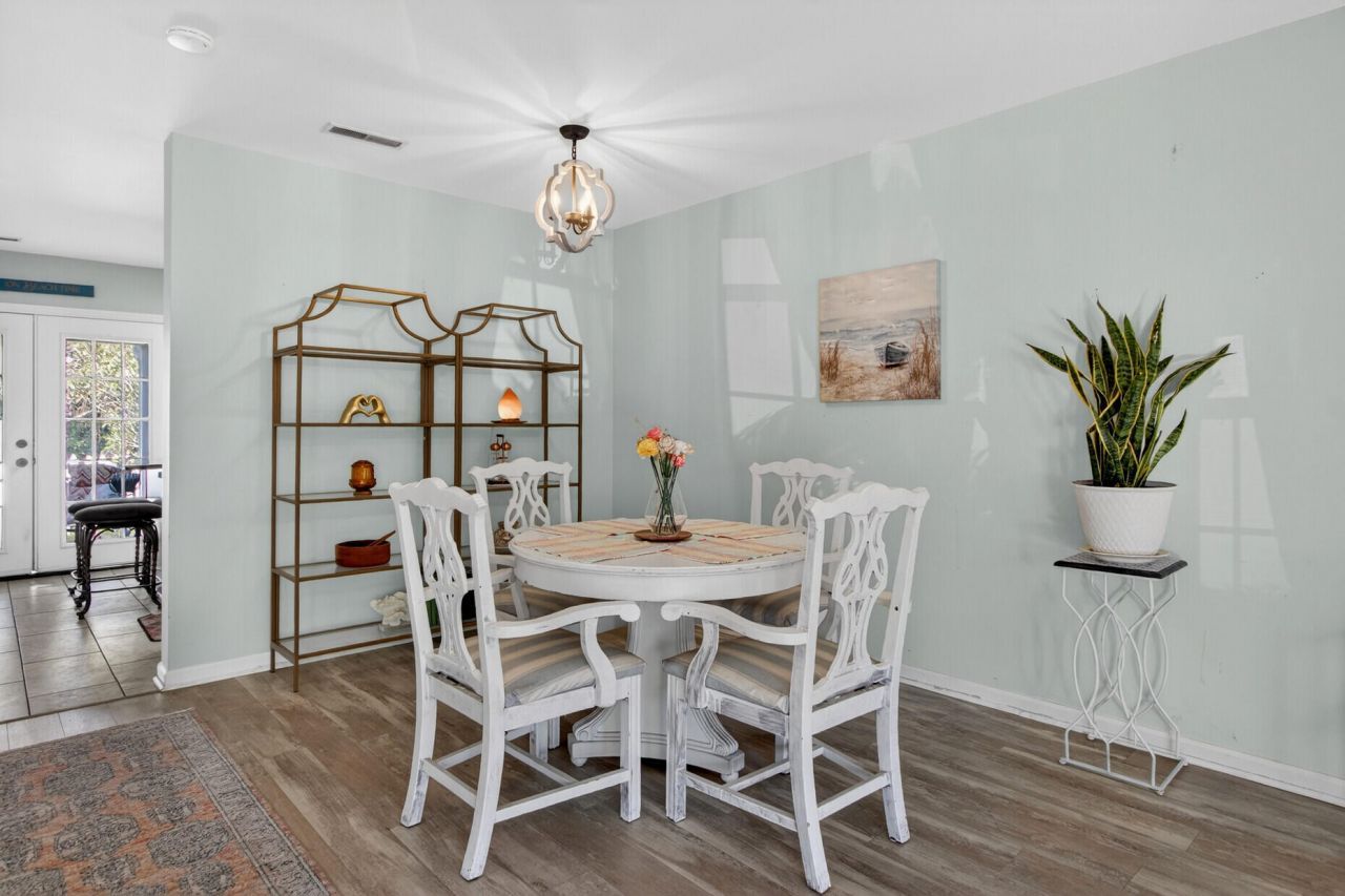 131 Hornby Circle Photo 9