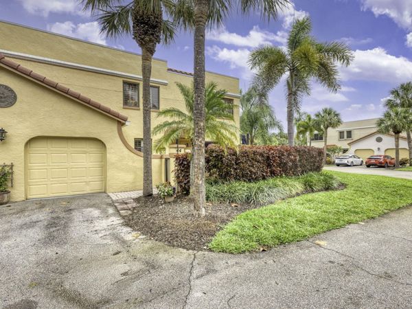44 Uno Lago Drive, North Palm Beach, FL 33408
