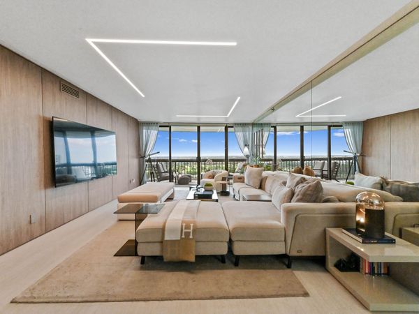 1900 Consulate Place, Unit 1205, West Palm Beach, FL 33401