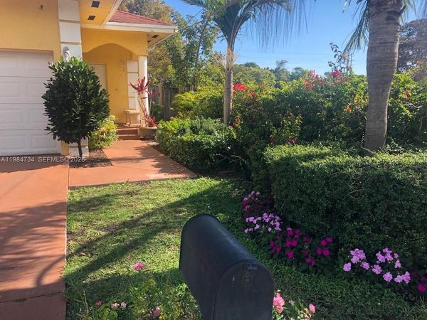 1008 NW 2nd Ave , Hallandale Beach, FL 33009