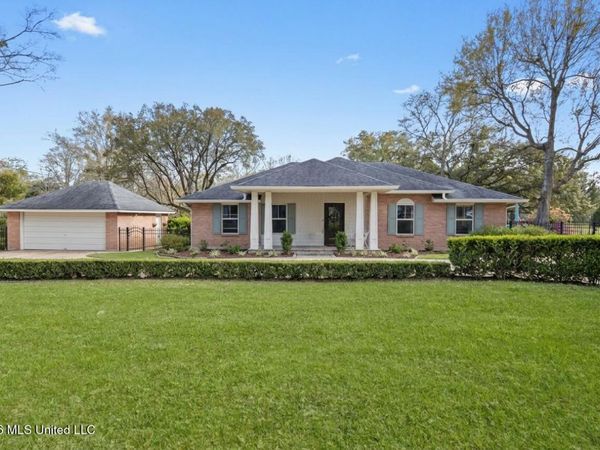 1402 Calhoun Street, Ocean Springs, MS 39564