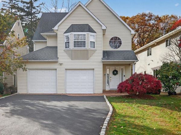 9 Oxford Court , Wheatley Heights, NY 11798