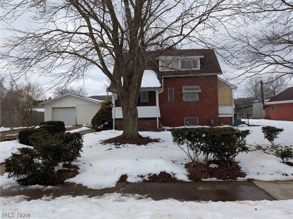 218 S lawn Drive, Newcomerstown, OH 43832