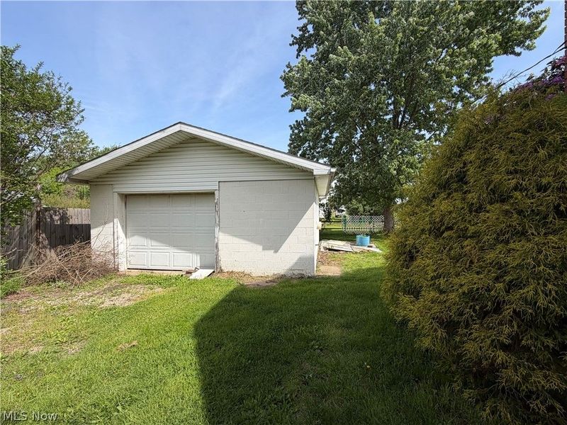 218 S Lawn Drive, Newcomerstown, OH 43832 Photo 12